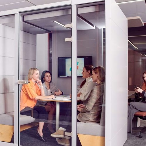 Akustyczne budki telefoniczne do biura – komfortowa przestrzeń do pracy i spotkań